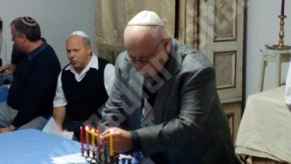 [FOTO] Comunitatea evreiască din Reşiţa a aprins lumânările de Hanukkah