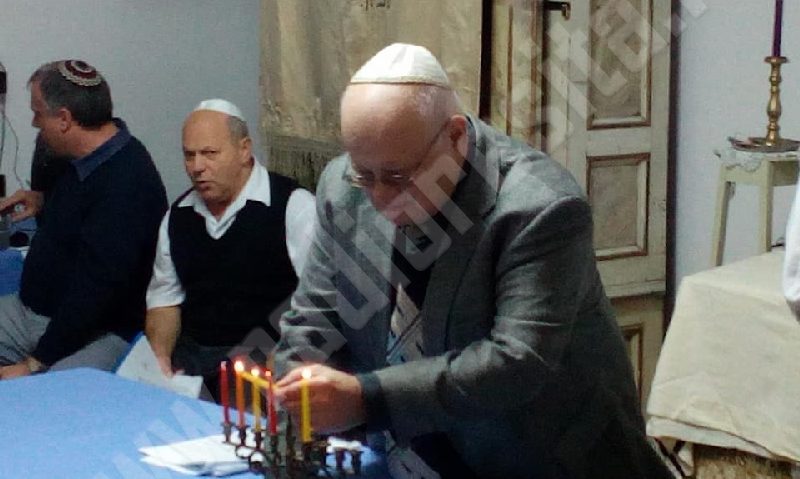 [FOTO] Comunitatea evreiască din Reşiţa a aprins lumânările de Hanukkah