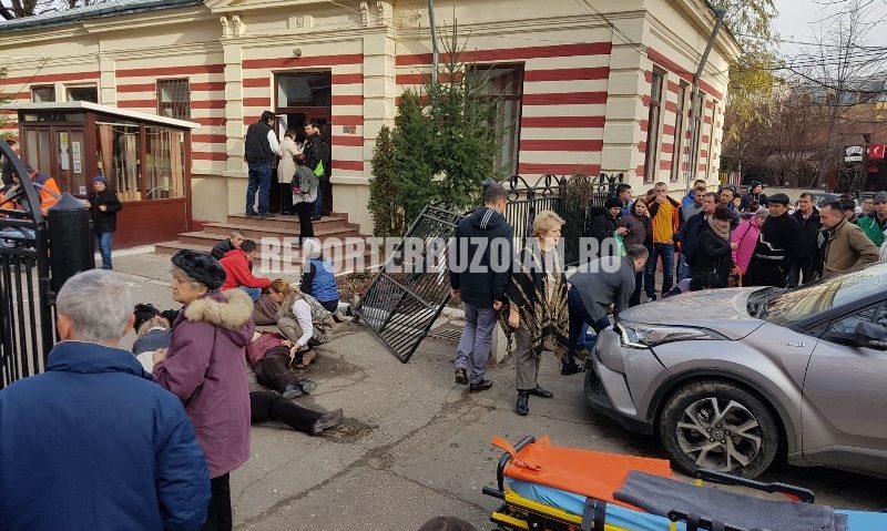 Accident grav lângă o școală din Buzău. Directoarea a intrat într-un grup de pietoni