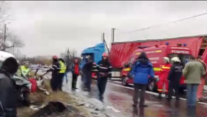 Accident astăzi pe DN7. O autoutilitară s-a ciocnit cu un camion