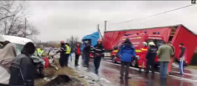 Accident astăzi pe DN7. O autoutilitară s-a ciocnit cu un camion