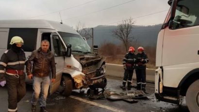 Accident pe DN 7 în această dimineață. Un TIR s-a ciocnit cu un microbuz cu 9 pasageri