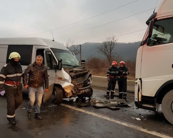 Accident pe DN 7 în această dimineață. Un TIR s-a ciocnit cu un microbuz cu 9 pasageri