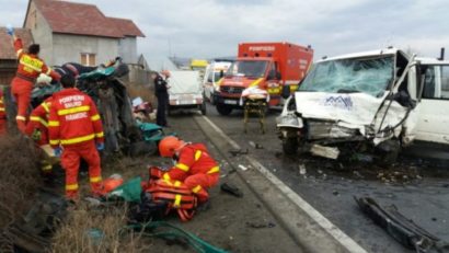 FOTO: Accident teribil pe Valea Oltului în urmă cu puțin timp. Două microbuze s-au ciocnit