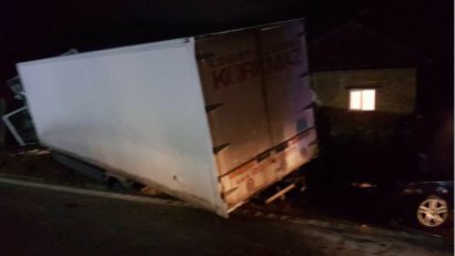 Accident mortal pe Valea Oltului între un autoturism și un camion. Un șofer a murit carbonizat