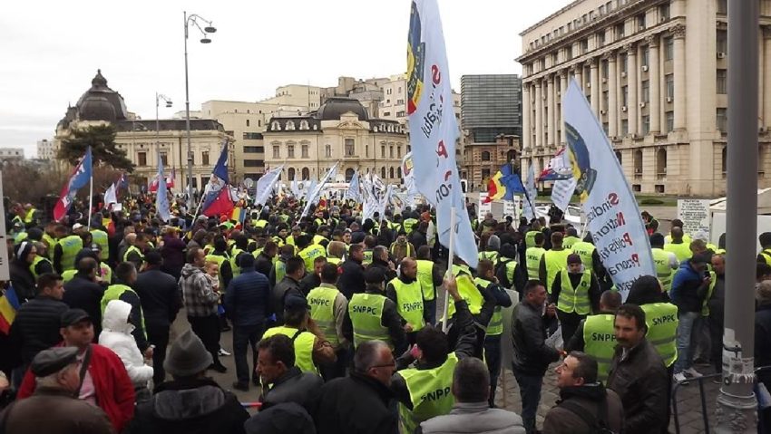 Poliţiştii protestează în faţa Ministerului Afacerilor Interne