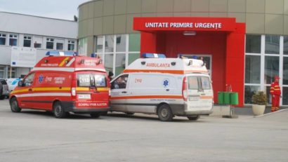 Un tânăr de 29 de ani și-a atacat părinții cu un satâr apoi și-a înfipt o furculiță în ochi