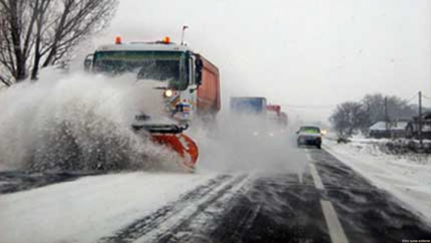 Drumurile din vestul țării deschise, dar se circulă în condiţii de iarnă!