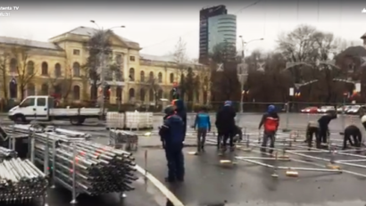 VIDEO: Circ în Piața Victoriei. Zeci de protestatari se opun instalării Târgului de Crăciun