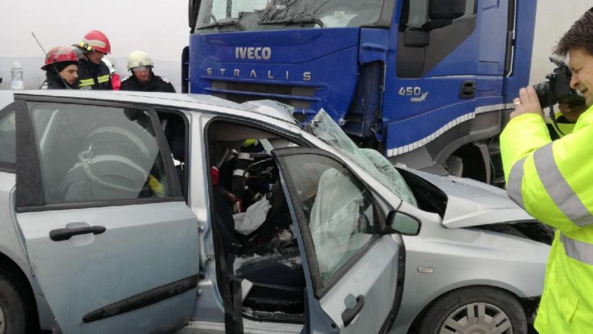 Intervenţie comună a pompierilor din vestul ţării la un accident cu victime multiple