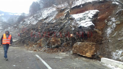 Căderi de stânci pe DN 67D! Pe drumul spre Băile Herculane se circulă pe un singur sens