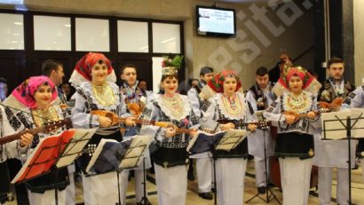 [FOTO] În ajunul Micii Uniri, etniile din Caraş-Severin au încins hora la universitate