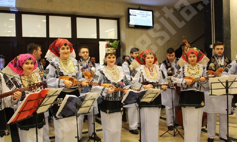 [FOTO] În ajunul Micii Uniri, etniile din Caraş-Severin au încins hora la universitate