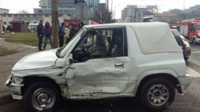 Timișoara: O maşină, în care se afla un bebeluş de patru luni, lovită de o ambulanţă SMURD aflată în misiune