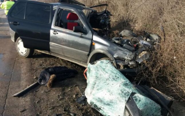 Accident pe DN 2B. Un TIR și două mașini implicate. 5 oameni au fost răniți