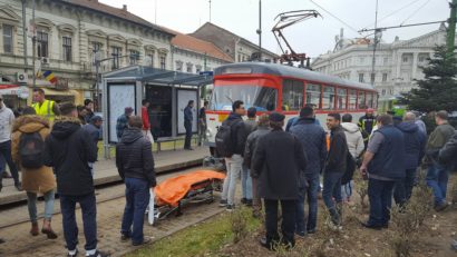 Accident grav în Arad! Fetiţă de 12 ani, prinsă sub un tramvai. Galerie Foto