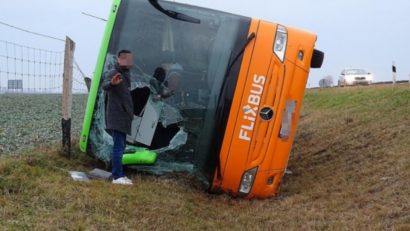 Foto: Un autocar românesc s-a răsturnat în Ungaria