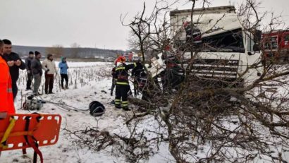 Camion implicat într-un accident pe DN65. Un bărbat a rămas încarcerat