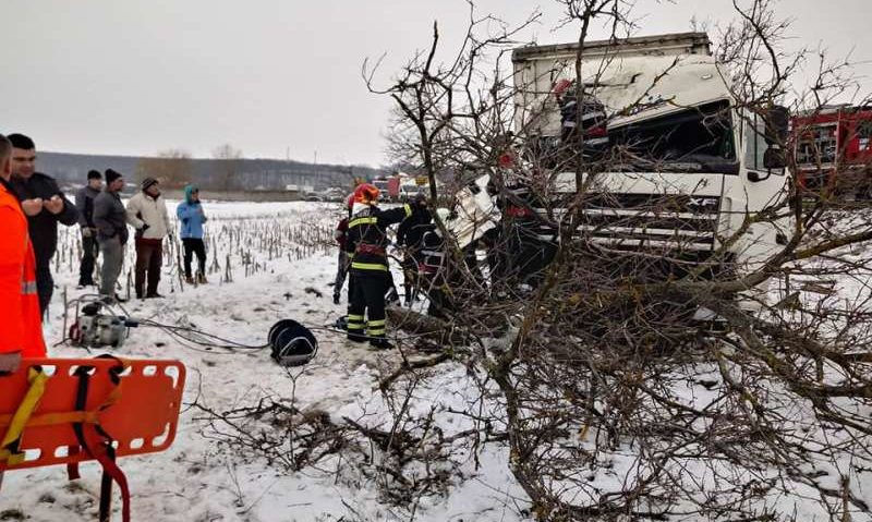 Camion implicat într-un accident pe DN65. Un bărbat a rămas încarcerat