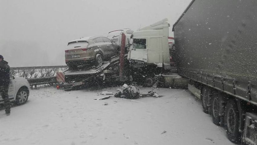 VIDEO: Accident în lanț în Cehia. Tiruri, autoturisme și camioane s-au ciocnit