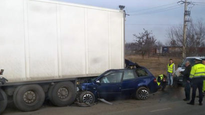 A intrat cu mașina sub remorca unui TIR parcat regulamentar și a murit pe loc