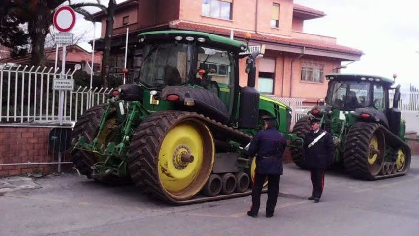 Șofer român de TIR arestat în Italia. Vroia să transporte două tractoare furate în valoare de 100.000 de euro