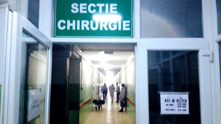 Până ieri la mop… de astăzi în blocul operator! Chirurgii sunt nevoiţi să opereze cu foste infirmiere!