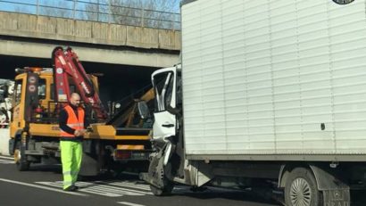 Șofer român de camion mort în Italia după ce un TIR a intrat pe contrasens