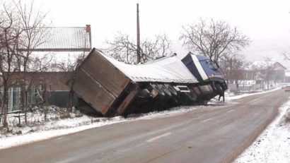 Un TIR încărcat cu 22 de tone de zahăr s-a răsturnat în apropiere de Galaţi