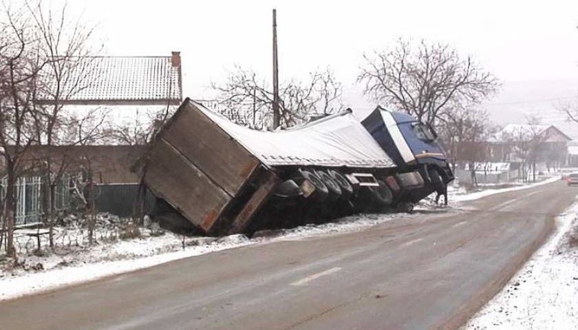 Un TIR încărcat cu 22 de tone de zahăr s-a răsturnat în apropiere de Galaţi