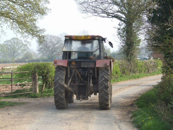 O fetiță de cinci ani, rănită grav după ce a fost lovită cu tractorul de către un băiat de 13 ani