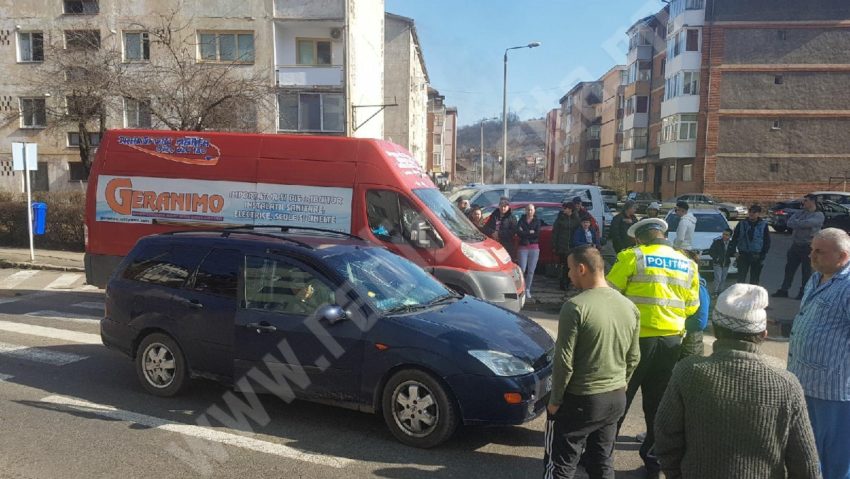 [FOTO-VIDEO] Accident pe trecerea de pietoni din apropierea sediului Poliției Reșița