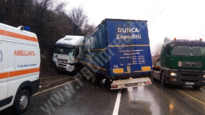 [FOTO] DN6 blocat din cauza unui accident. Un TIR a lovit o stâncă