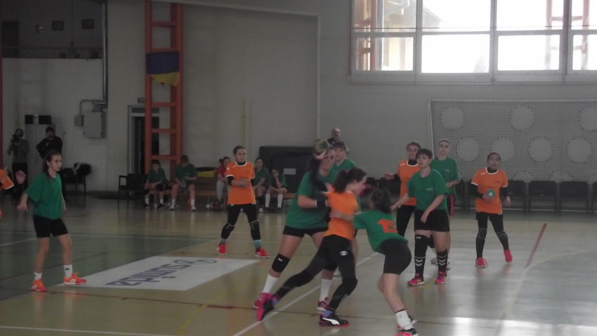 „Tigroaicele” din Jimbolia au spulberat „Zeițele Cernei”, la handbal fete – junioare III!