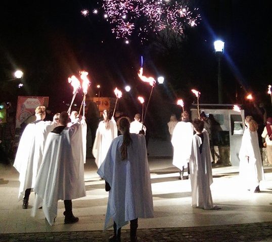 [FOTO] A bătut gongul la Reşiţa. Cea de-a patra ediţie a Festivalulul Internațional de Teatru ,,Scena ca o stradă” a început!