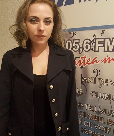 [FOTO] Scriitoarea Lavinia Călina sâmbătă, 10 februarie de la ora 15.15 „Pe frecvențe”