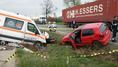 Accident pe DN 56A. O ambulanţă s-a tamponat cu o maşină mică