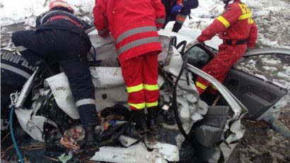 Accident pe DN7 în această dimineață. O mașină s-a ciocnit cu un TIR. O femeie a murit și încă o persoană grav rănită