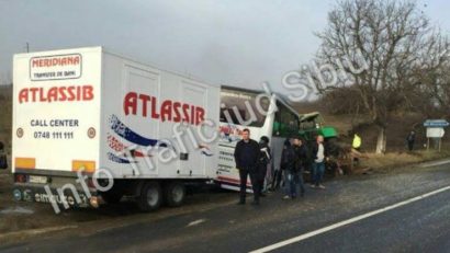 Accident între un autocar și un tractor la Miercurea Sibiului