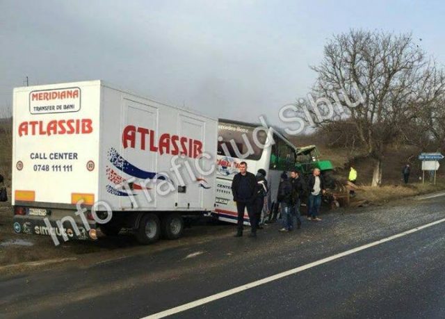 Accident între un autocar și un tractor la Miercurea Sibiului