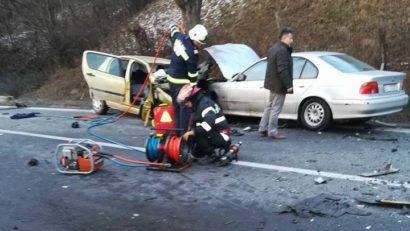 Doi MORŢI şi patru RĂNIŢI într-un accident între Cluj şi Oradea. Un TIR şi două maşini, implicate.