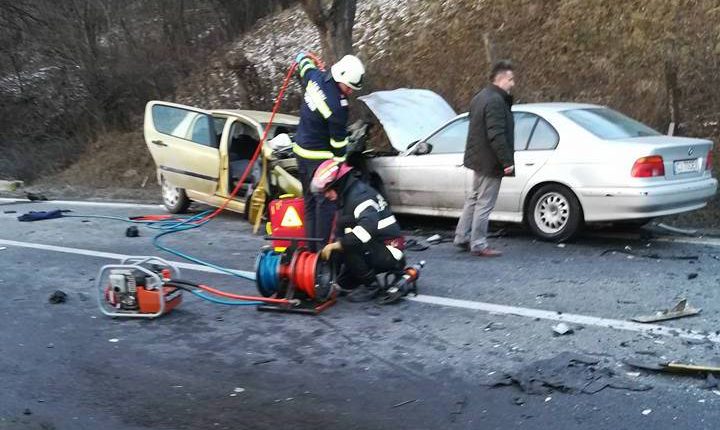 Doi MORŢI şi patru RĂNIŢI într-un accident între Cluj şi Oradea. Un TIR şi două maşini, implicate.