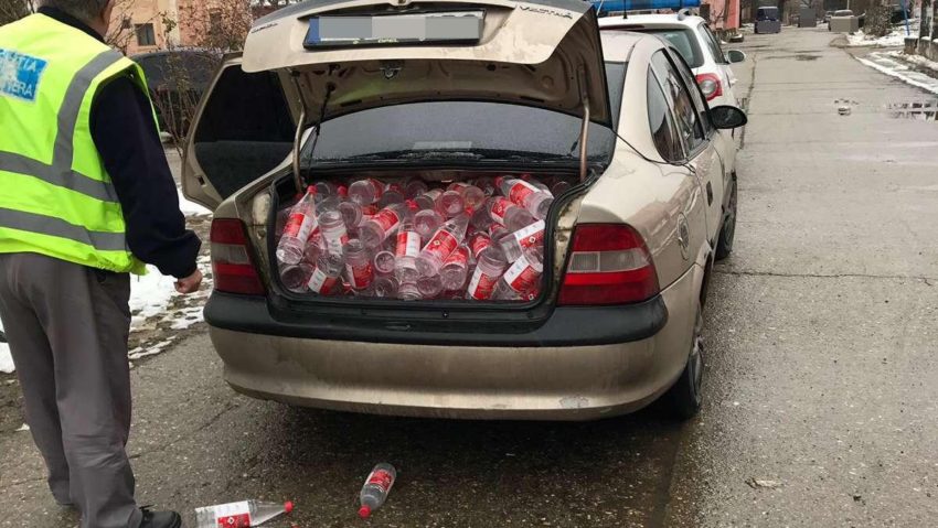 [FOTO] Autoturism burduşit cu sticle de alcool sârbesc