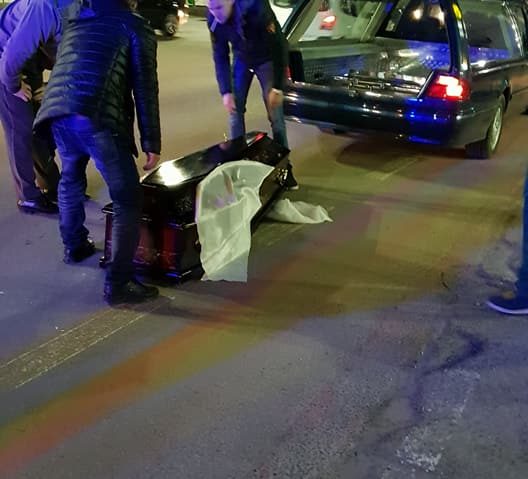 Imagini teribile aseară, în Arad! Un sicriu zboară dintr-o maşină mortuară şi aterizează în mijlocul străzii