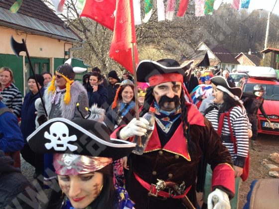 Sfârşitul de săptămână deschide anotimpul carnavalurilor în Banatul de Munte