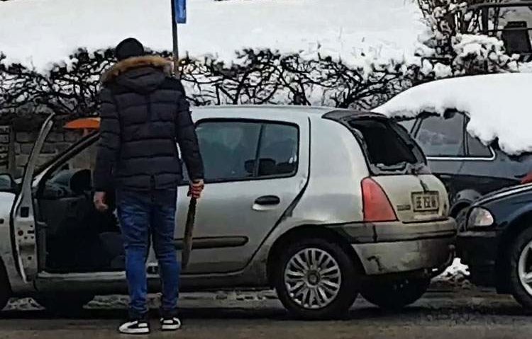 VIDEO: Un șofer de 18 ani a agresat un șofer de 68 de ani și i-a lovit mașina cu o bâtă