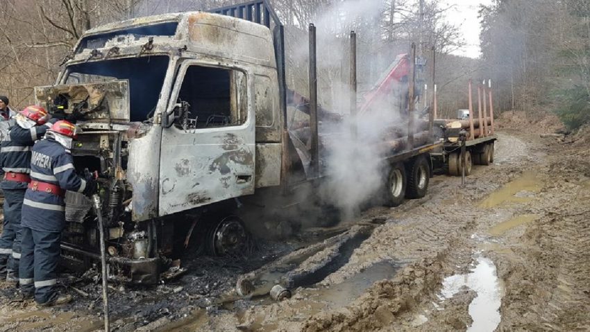 [FOTO] Camion în flăcări în mijlocul pădurii