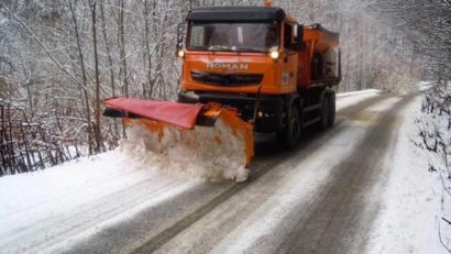 În Caraş-Severin se circulă în condiţii de iarnă, dar situaţia este sub control: NU sunt drumuri închise!