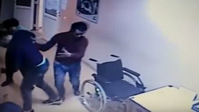 VIDEO: Tânăr de 25 de ani reținut după ce a bătut un medic cu pumnii și picioarele