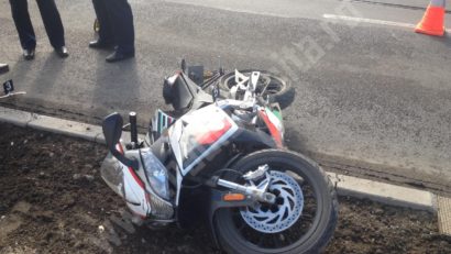 Un motociclist găsit mort pe marginea unui drum din Ineu